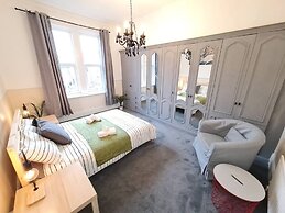 Large 3 Bed Flat Free Parking