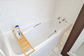 Large 3 Bed Flat Free Parking