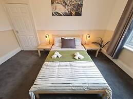 Large 3 Bed Flat Free Parking