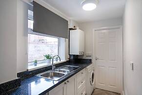 Central 2 Bedroom House-parking