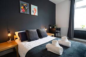 Central 2 Bedroom House-parking