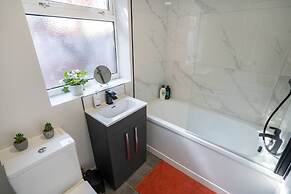 Central 2 Bedroom House-parking