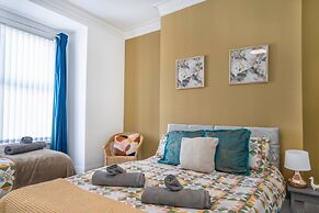 Spacious 3 Bed Flat-free Parking