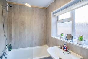 Spacious 3 Bed Flat-free Parking