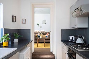 Spacious 3 Bed Flat-free Parking