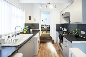 Spacious 3 Bed Flat-free Parking