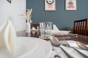 Spacious 3 Bed Flat-free Parking