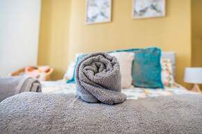 Spacious 3 Bed Flat-free Parking