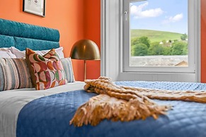 Stylish 4 Bed-town Centre