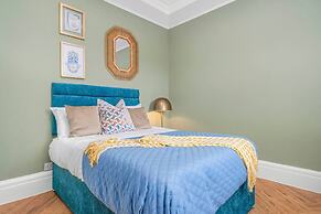 Stylish 4 Bed-town Centre