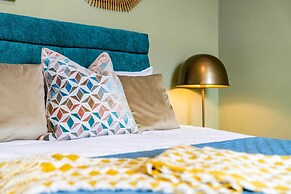 Stylish 4 Bed-town Centre