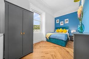 Stylish 4 Bed-town Centre