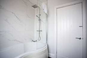 Large 3 Bed Apartment-sea Road