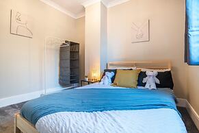 Stylish 3 Bed House-free Parking