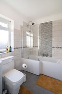 Stylish 3 Bed House-free Parking