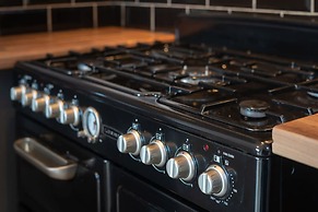 Stylish 3 Bed House-free Parking