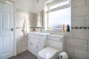 Stylish 3 Bed House-free Parking