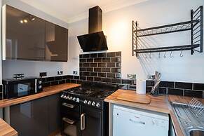 Stylish 3 Bed House-free Parking