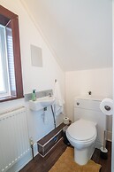 Stylish 3 Bed House-free Parking