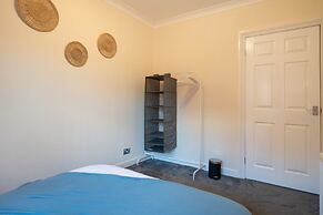 Stylish 3 Bed House-free Parking