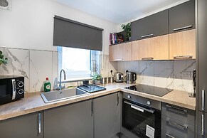Modern 2bed Apartment-free Parking