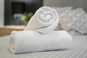 Modern 2bed Apartment-free Parking