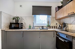 Modern 2bed Apartment-free Parking