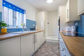 Cozy 3 Bed Apartment - Parking