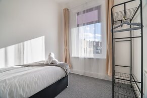Cozy 3 Bed Apartment - Parking
