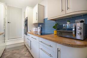 Cozy 3 Bed Apartment - Parking