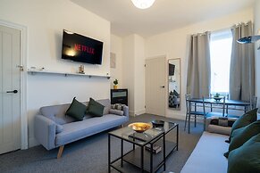 Cozy 3 Bed Apartment - Parking