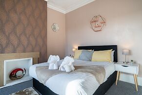 Cozy 3 Bed Apartment - Parking