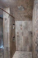 Stylish 2 Bed Flat-free Parking