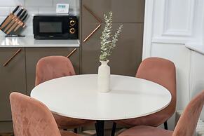 Stylish 2 Bed Flat-free Parking
