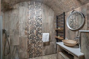 Stylish 2 Bed Flat-free Parking