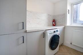 Modern 5 Bed-2 Bath Apartment