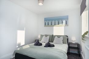Modern 5 Bed-2 Bath Apartment
