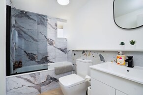 Modern 5 Bed-2 Bath Apartment