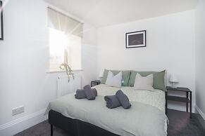 Modern 5 Bed-2 Bath Apartment