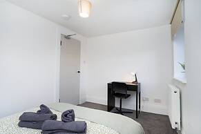 Modern 5 Bed-2 Bath Apartment