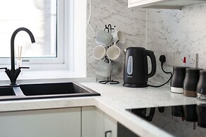 Modern 5 Bed-2 Bath Apartment