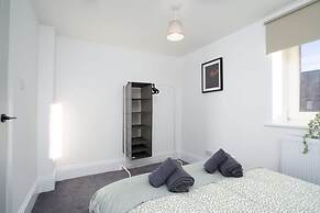 Modern 5 Bed-2 Bath Apartment