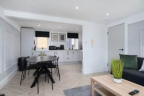 Modern 5 Bed-2 Bath Apartment