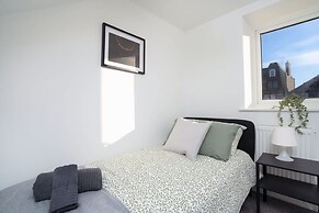 Modern 5 Bed-2 Bath Apartment