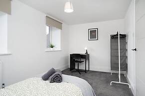 Modern 5 Bed-2 Bath Apartment