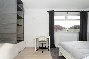 4 Bedrooms-2bath-free Parking