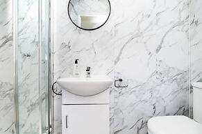 4 Bedrooms-2bath-free Parking