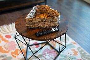 Near Airport - Free Parking