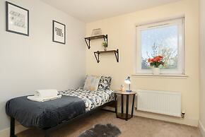 Near Airport - Free Parking