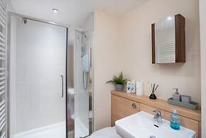 Near Airport - Free Parking